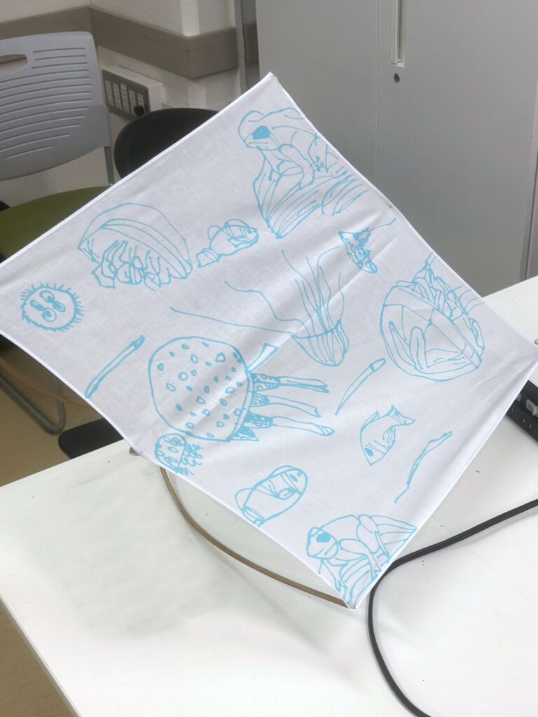 早稲田国際ビジネスカレッジ デザイン総合学科 テキスタイルデザインコースろうけつ写真